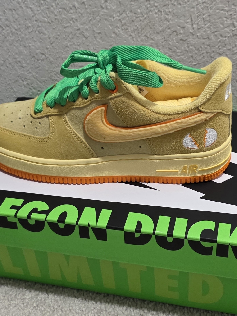 OREGON DUCKS. Nike Yellow and Orange Low-Top Sneakers with Green Laces
